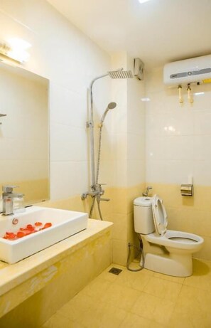 تجهيزات دش، مستلزمات مجانية للعناية الشخصية، مجففات شعر، خف للقدمين