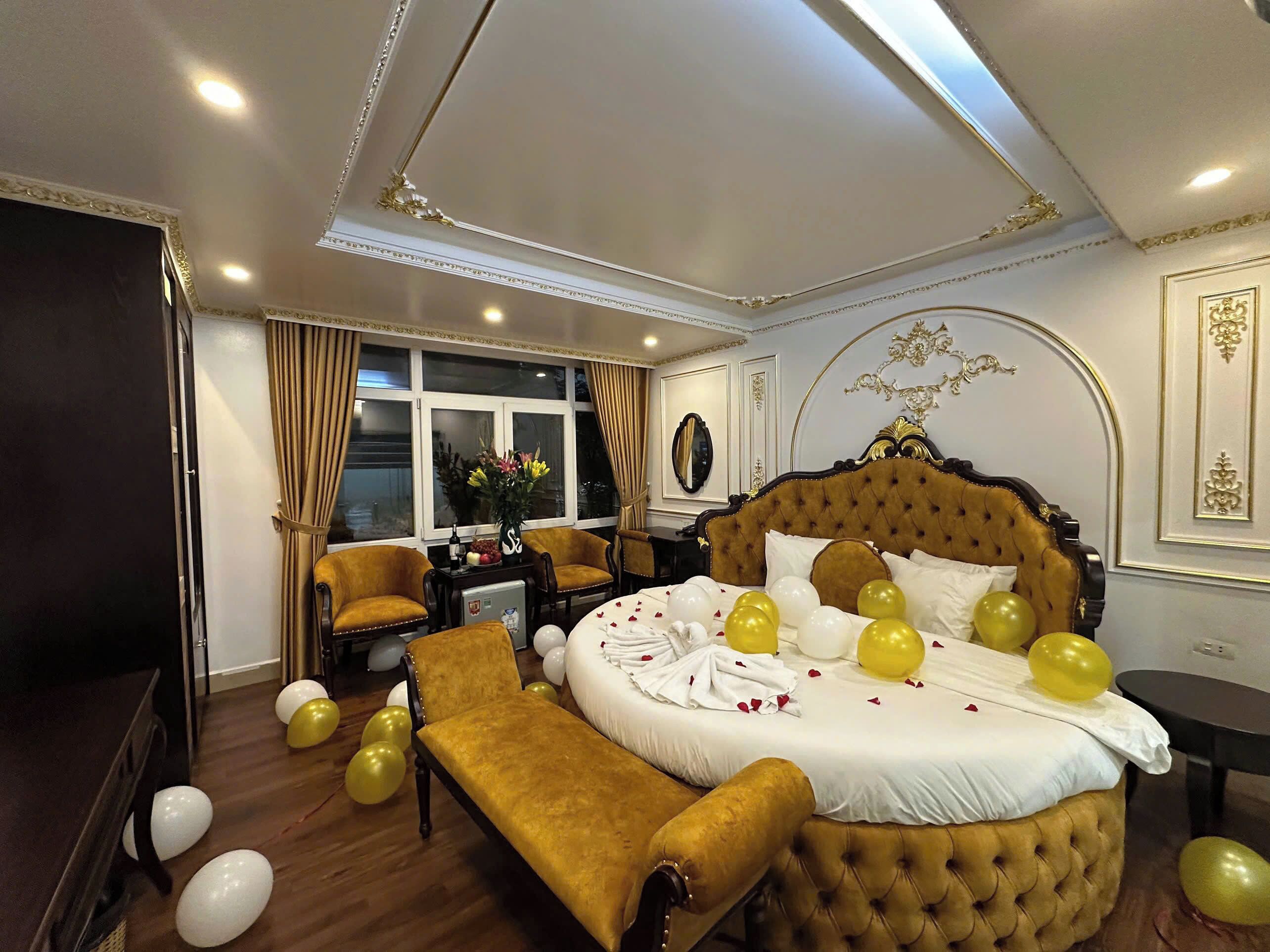 Suite, balcon, vue ville | Literie de qualité supérieure, surmatelas, minibar, bureau