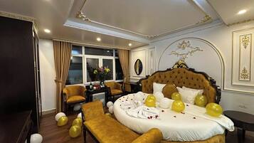 Suite, balkong, byutsikt | Sengetøy av topp kvalitet, senger med overmadrass, minibar og skrivebord