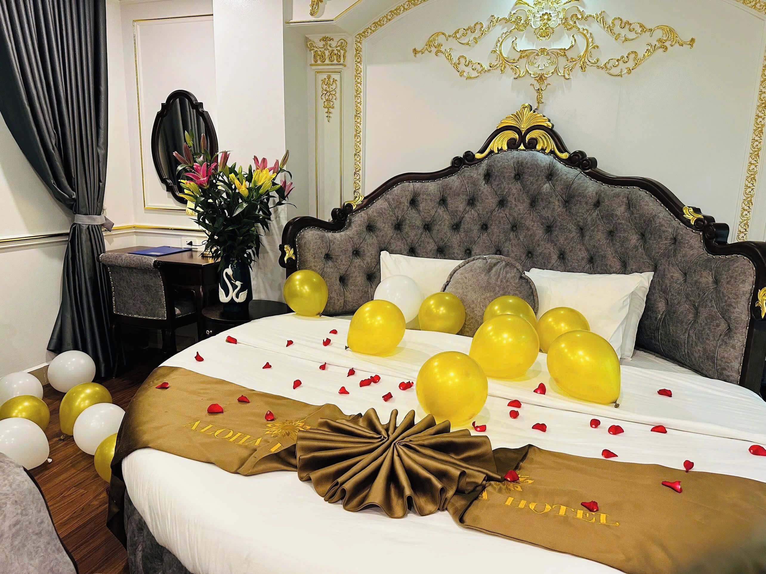 Ein luxuriöses Hotelzimmer mit einem großen Bett, einem Schminktisch mit Spiegel und einem Schreibtisch.