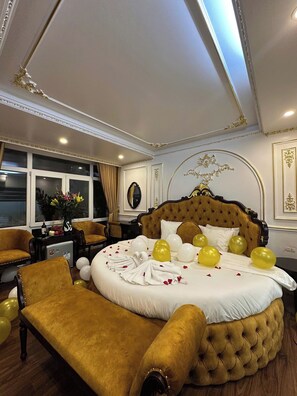 Suíte, sacada, vista para a cidade | Escrivaninha, espaço de trabalho para notebook, quartos à prova de som