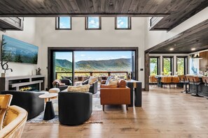 TV, peis og kontorer