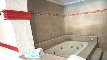 Toalhas de banho, sabonete, shampoo, papel higiênico