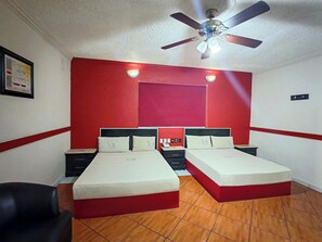 Family Room | Desk, free WiFi