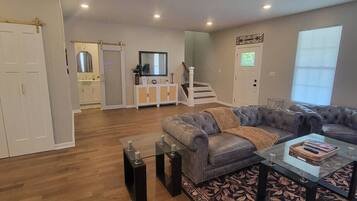 Televisión, futbolito, mesa de ping pong, libros