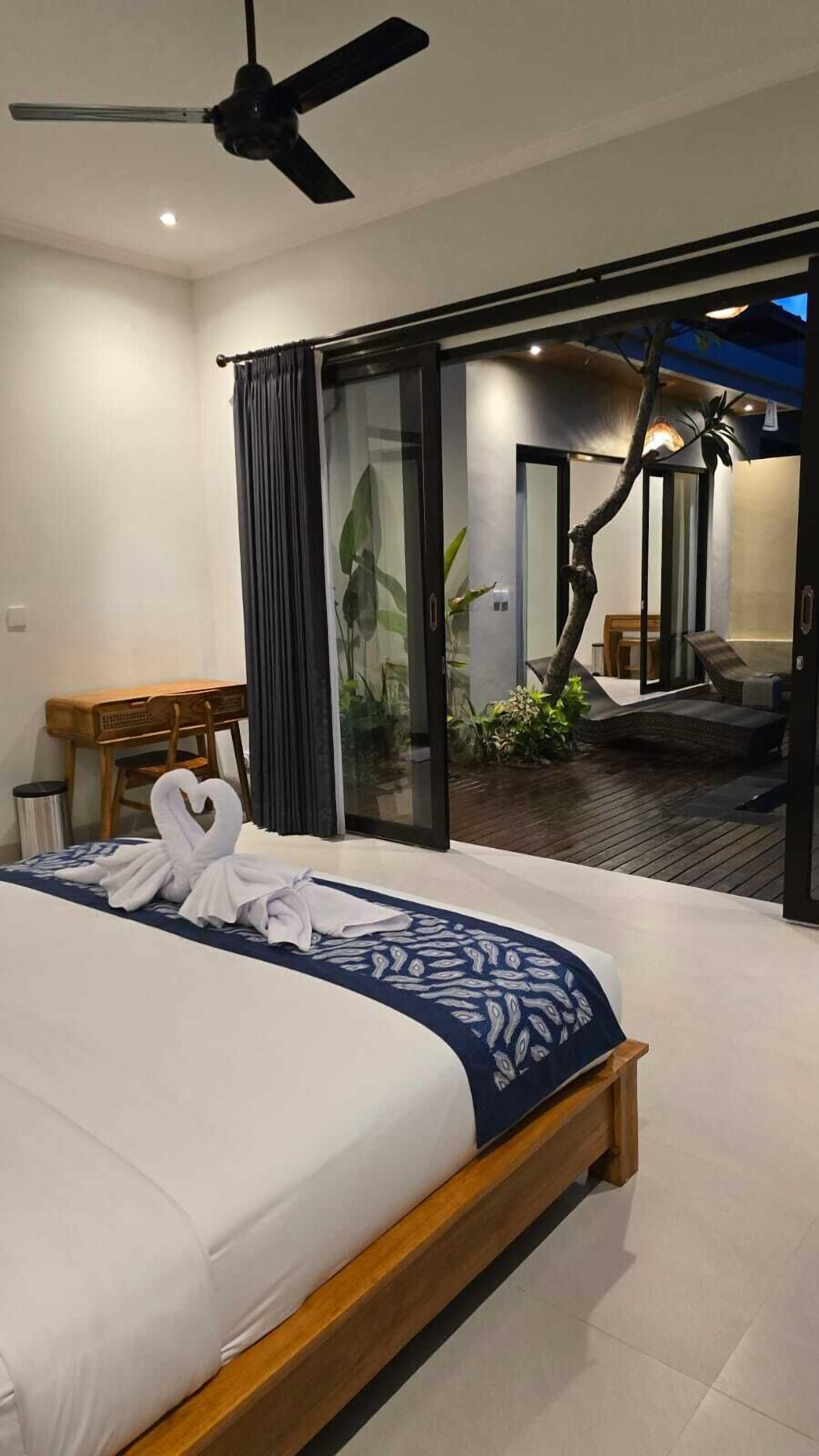 Cofres nos quartos, escrivaninha, cortinas blackout