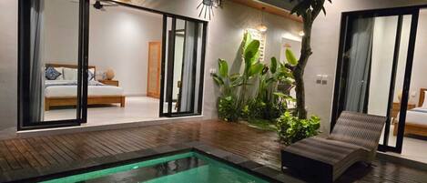 Villa, 2 habitaciones, balcón, vistas a la piscina | Caja fuerte, escritorio, cortinas opacas y sistema de insonorización