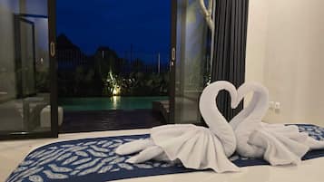 Een kluis op de kamer, een bureau, verduisterende gordijnen