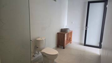 วิลล่า, 2 ห้องนอน, ระเบียง, วิวสระว่ายน้ำ | ห้องน้ำ | ของใช้ในห้องน้ำฟรี, ไดร์เป่าผม, รองเท้าสวมภายในห้อง, ผ้าเช็ดตัว