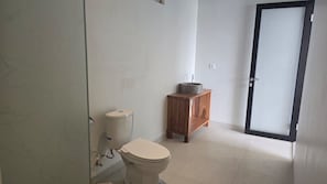 Vila, 2 kamar tidur, balkon, pemandangan kolam renang | Kamar mandi | Perlengkapan mandi gratis, pengering rambut, sandal, dan handuk