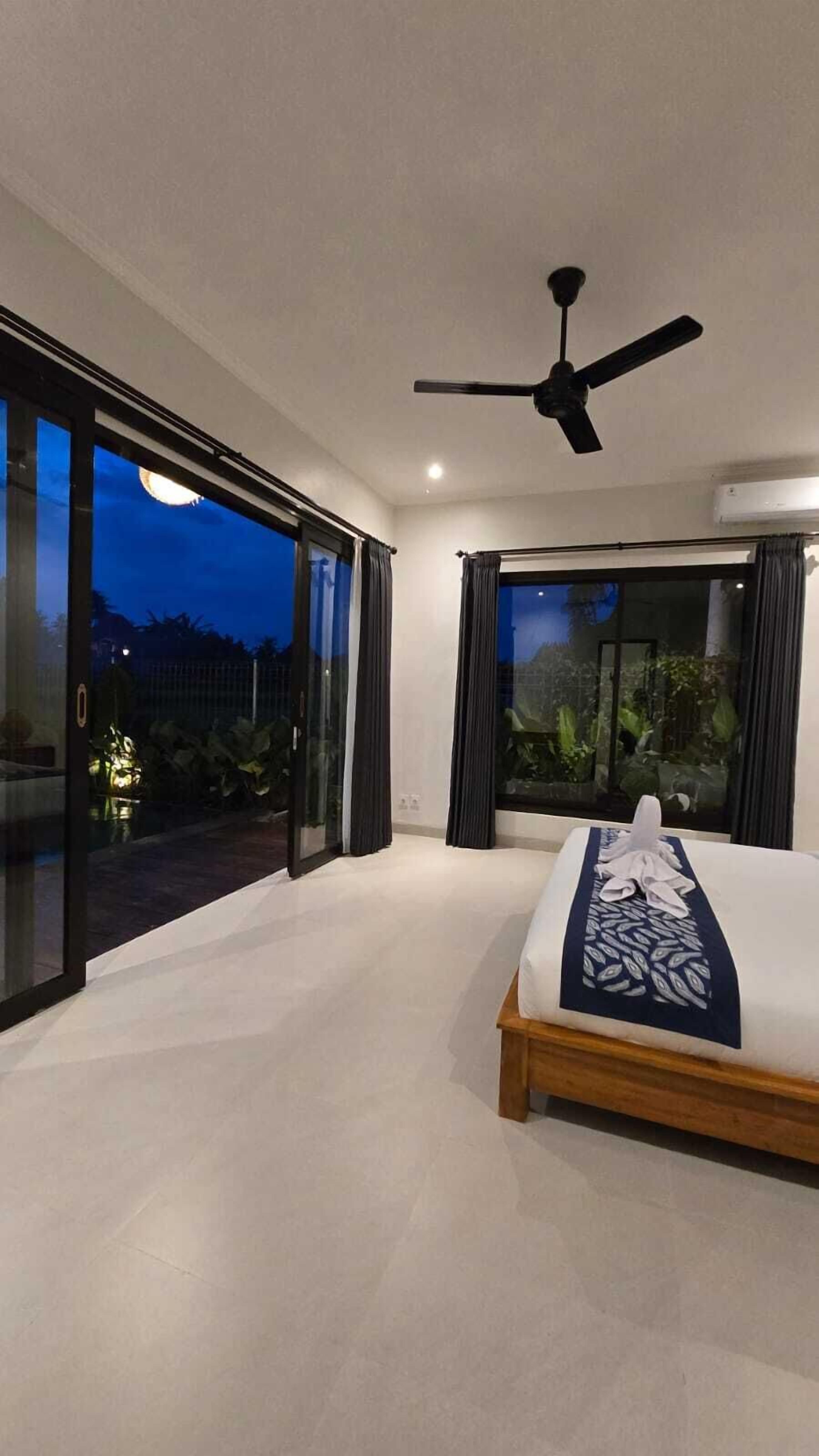 Cofres nos quartos, escrivaninha, cortinas blackout