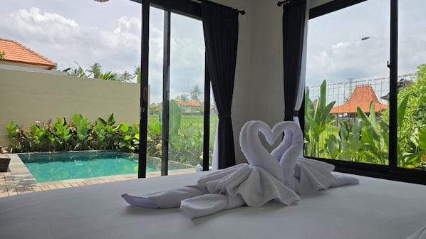 Vila, 2 kamar tidur, balkon, pemandangan kolam renang | Brankas, meja kerja, tirai kedap cahaya, dan kedap suara