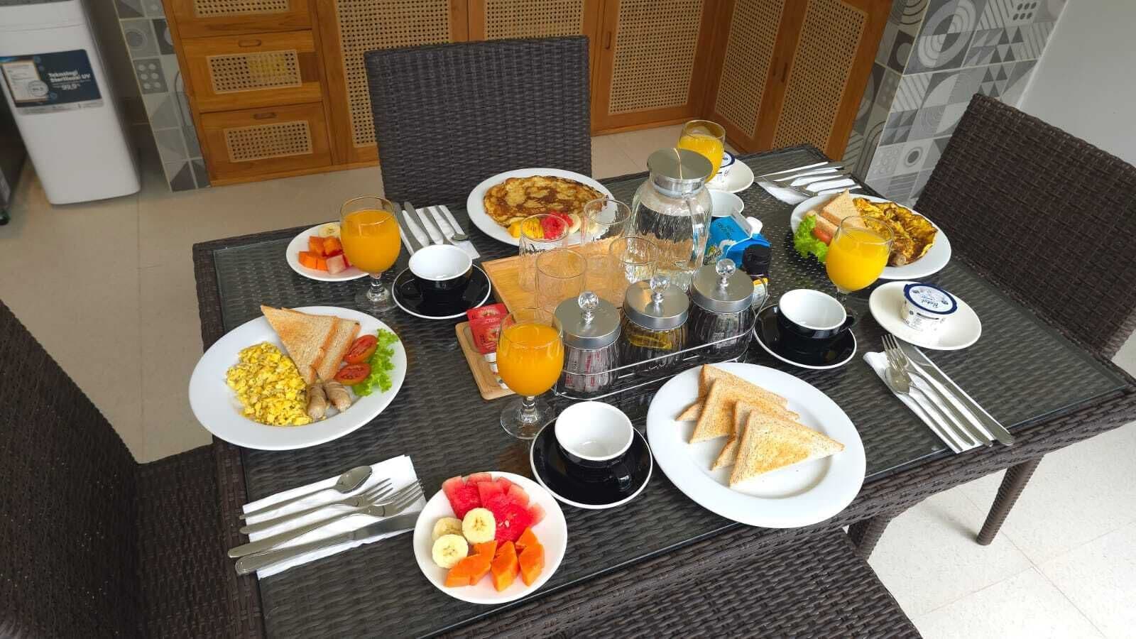 Vila, 2 quartos, sacada, vista para a piscina | Opções para refeição no quarto