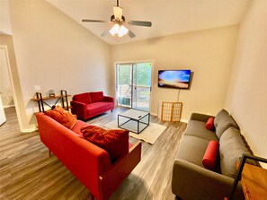 TV - Corporate Suite Top Floor Loft with Garden View (Wilmington)