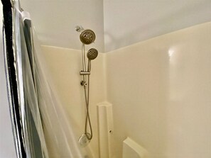Sèche-cheveux, serviettes fournies, savon, papier toilette