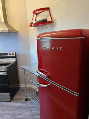 Mikrobølgeovn, ovn, kokeplater og oppvaskmaskin