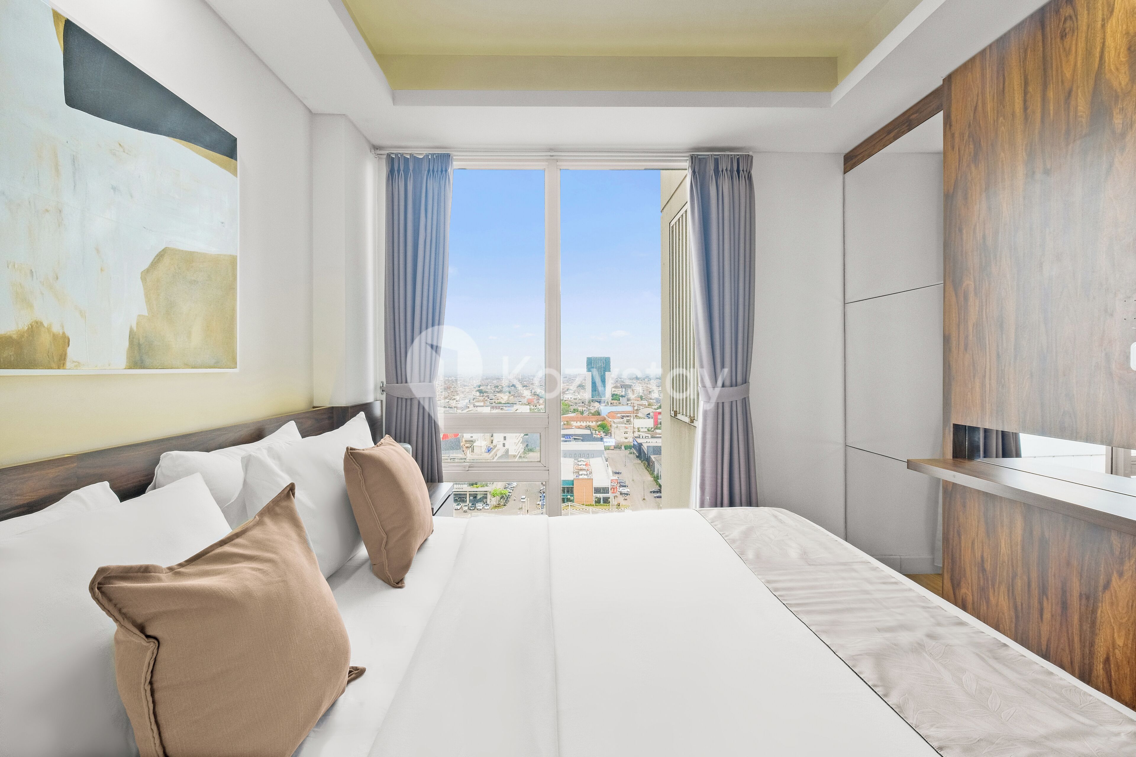 Apartamento, 3 habitaciones, vistas a la ciudad | Escritorio y espacio para trabajar con un portátil