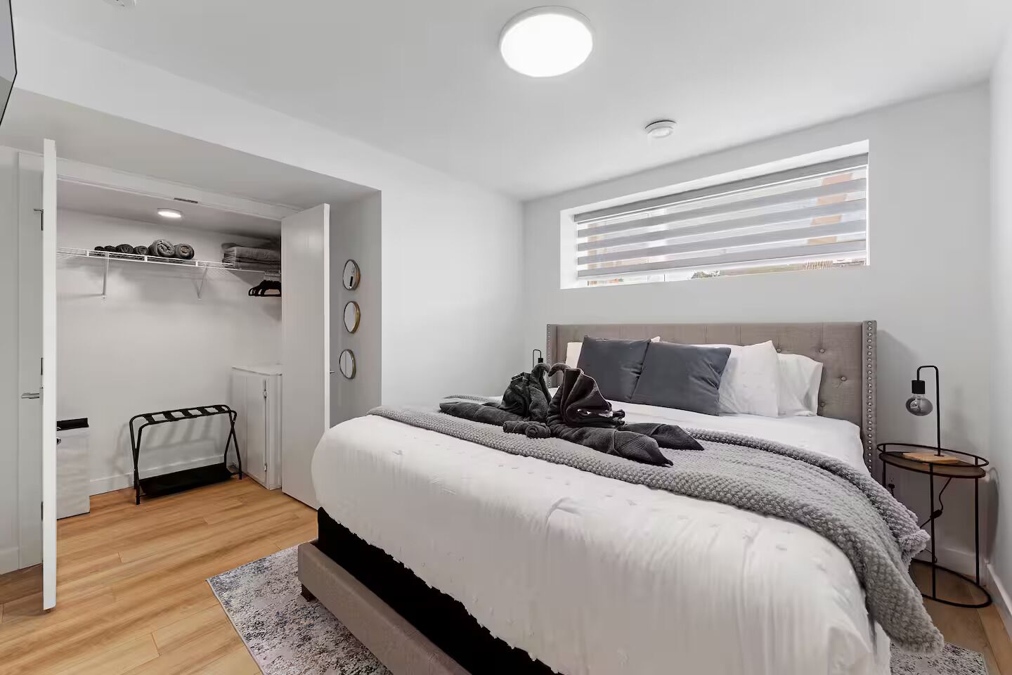 3 chambres, fer et planche à repasser, lit de bébé portatif