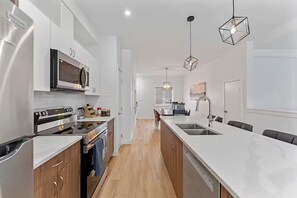 Réfrigérateur, micro-ondes, four, plaque de cuisson