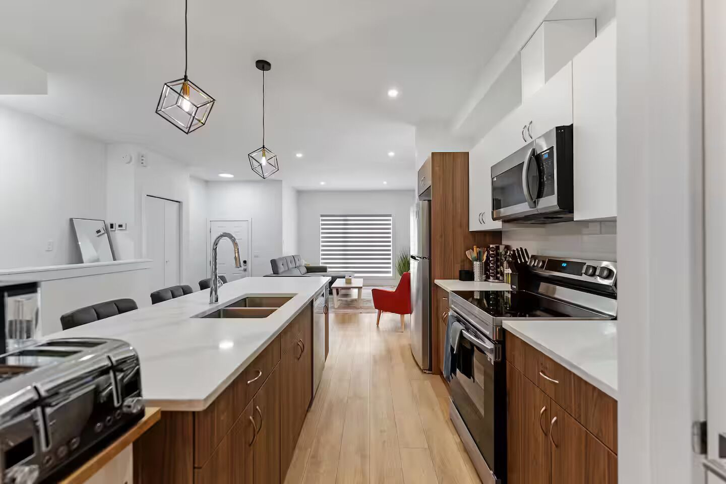 Jääkaappi, mikroaaltouuni, uuni, liesi