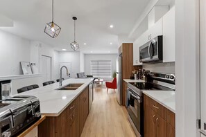 Fridge, microwave, oven, stovetop - Spacious new 3 Bedroom, sleeps 10, King Bed, 8min to YWG (Winnipeg)