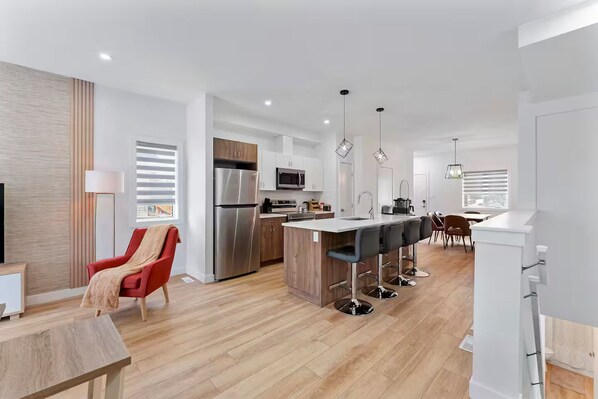 Een koelkast, een microgolfoven, een oven, een kookplaat