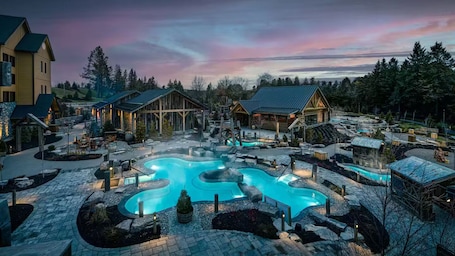 Pool. Spacious new 3 Bedroom, sleeps 10, King Bed, 8min to YWG