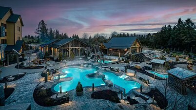 Spacious new 3 Bedroom, sleeps 10, King Bed, 8min to YWG