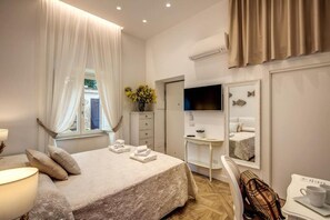 خزنة داخل الغرفة وستائر تعتيم وتجهيزات عازلة للصوت ومكواة/لوح كي