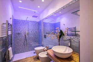 Junior Double Room, Courtyard View | Bathroom | Shower, free toiletries, hair dryer, bathrobes - Sorrento Square Suites (Sorrento)