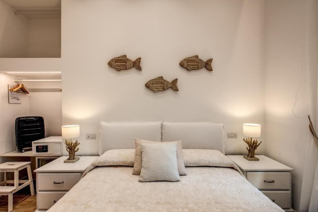 Doppia Junior, vista cortile | Una cassaforte in camera, una scrivania, tende oscuranti