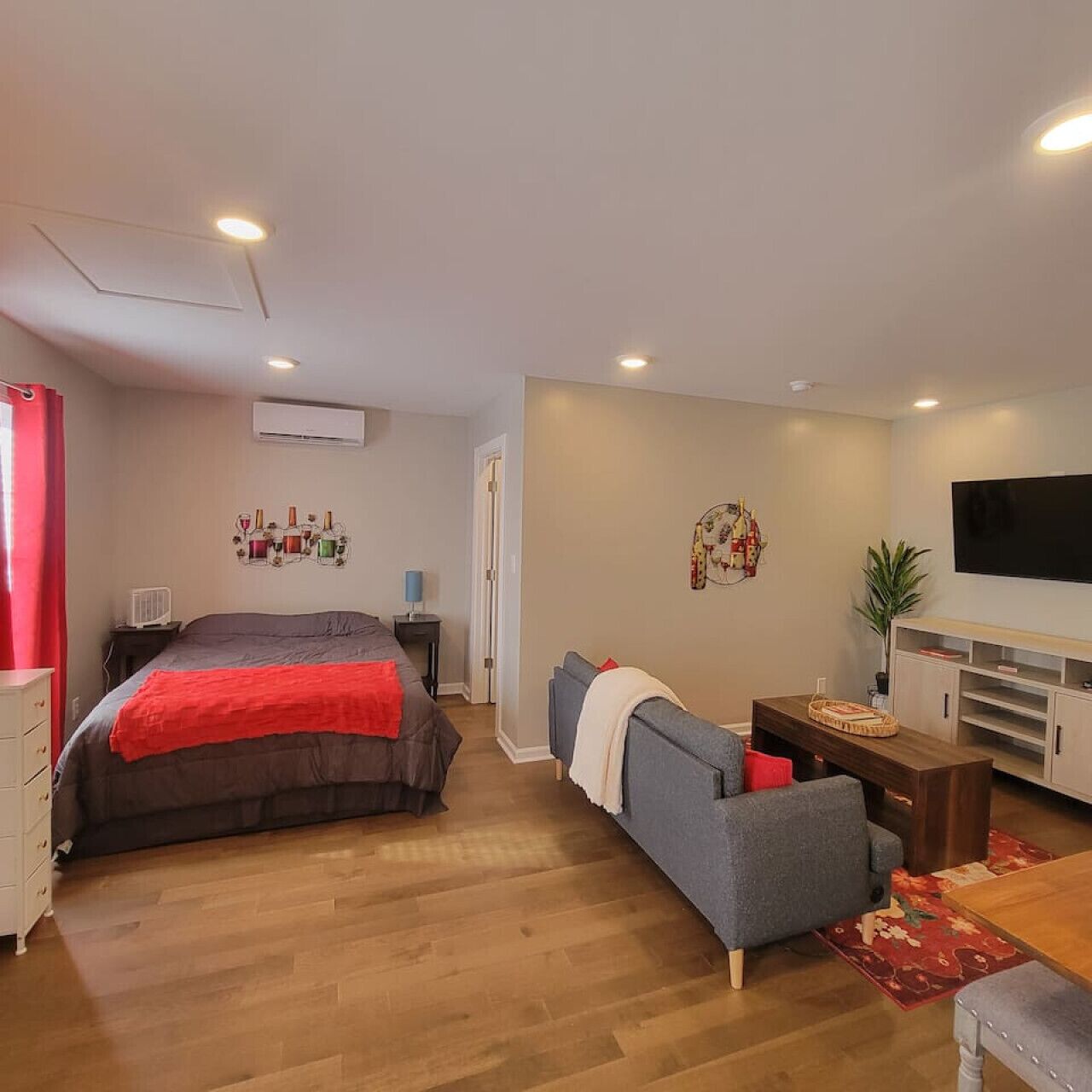 Desk, iron/ironing board, WiFi, bed sheets