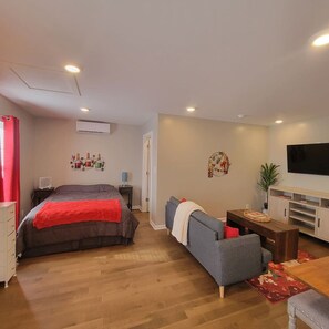 Desk, iron/ironing board, WiFi, bed sheets