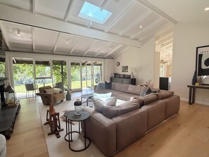 TV - Tranquil 7-bedroom 4-bathroom farmhouse in Tallowwood Ridge (Tallowwood Ridge)