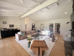 TV - Tranquil 7-bedroom 4-bathroom farmhouse in Tallowwood Ridge (Tallowwood Ridge)