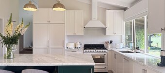 Tranquil 7-bedroom 4-bathroom farmhouse in Tallowwood Ridge