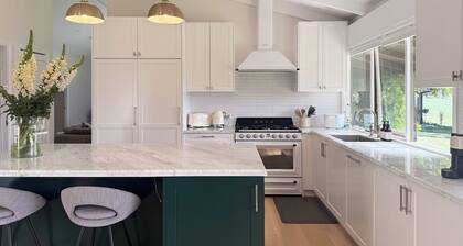 Tranquil 7-bedroom 4-bathroom farmhouse in Tallowwood Ridge