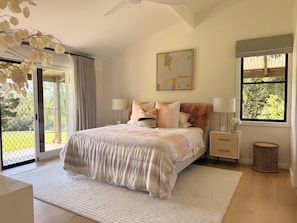 7 bedrooms, iron/ironing board, WiFi, bed sheets - Tranquil 7-bedroom 4-bathroom farmhouse in Tallowwood Ridge (Tallowwood Ridge)