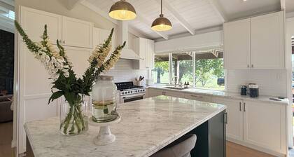 Tranquil 7-bedroom 4-bathroom farmhouse in Tallowwood Ridge