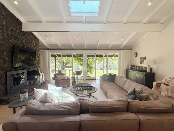 TV - Tranquil 7-bedroom 4-bathroom farmhouse in Tallowwood Ridge (Tallowwood Ridge)