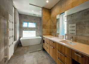 Classic House, Mountain View | Bathroom | Hair dryer, slippers, towels, shampoo - Off Piste Chalet (Kutchan)