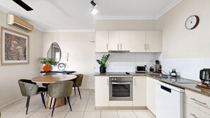 Geladeira, micro-ondas, fogão, cooktop