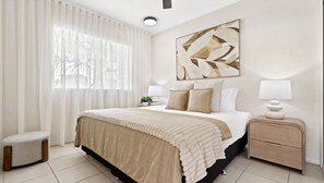 2 Schlafzimmer, Schreibtisch, Bügeleisen/Bügelbrett, Reisekinderbett