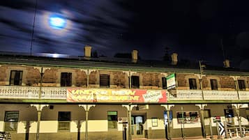 Bagian depan properti - sore/malam