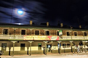 Front of property - evening/night - Mannum Hotel (Mannum)