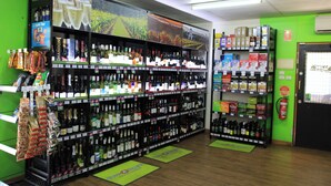 Ein Spirituosengeschäft mit Regalen voller verschiedener Flaschen und Kartons mit Alkohol.