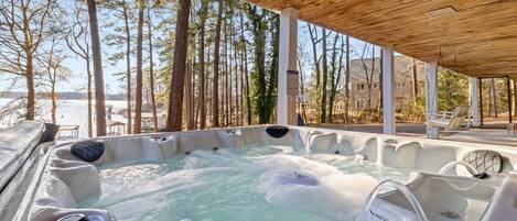 Outdoor spa tub