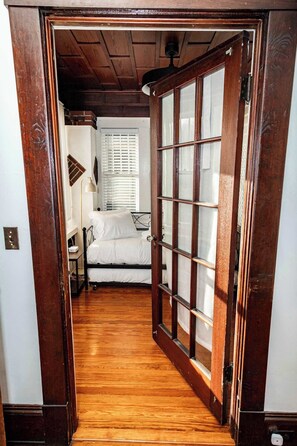 3 habitaciones, tabla de planchar con plancha, wifi y ropa de cama 