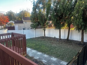 Property grounds - Charming 1-bedroom apartment in  Middlesex with AC (Middlesex)