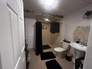 Bathroom - Charming 1-bedroom apartment in  Middlesex with AC (Middlesex)
